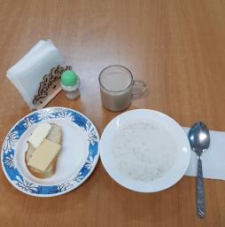 Завтрак
Каша молочная  овсяная "Геркулес" (с маслом и сахаром)
Кофейный напиток с молоком
Батон нарезной обогащенный микронутриентами
Масло (порциями)
Сыр (порциями) (Российский)