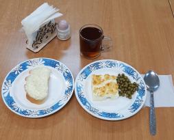 Завтрак 
Омлет паровой натуральный	
Чай с сахаром	
Батон нарезной обогащенный микронутриентами	
Масло (порциями)	
Горошек зелёный