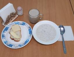 Завтрак
Каша молочная  овсяная "Геркулес" (с маслом и сахаром)
Кофейный напиток с молоком
Батон нарезной обогащенный микронутриентами
Масло (порциями)
Сыр (порциями) (Российский)